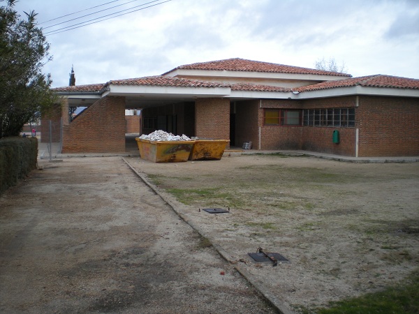 Imagen del exterior del Gimnasio del CP Jos Ramn Villa de Mora.